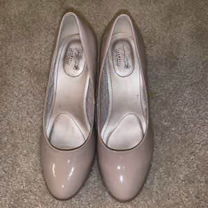 Jaclyn Smith memory foam technology nude heels